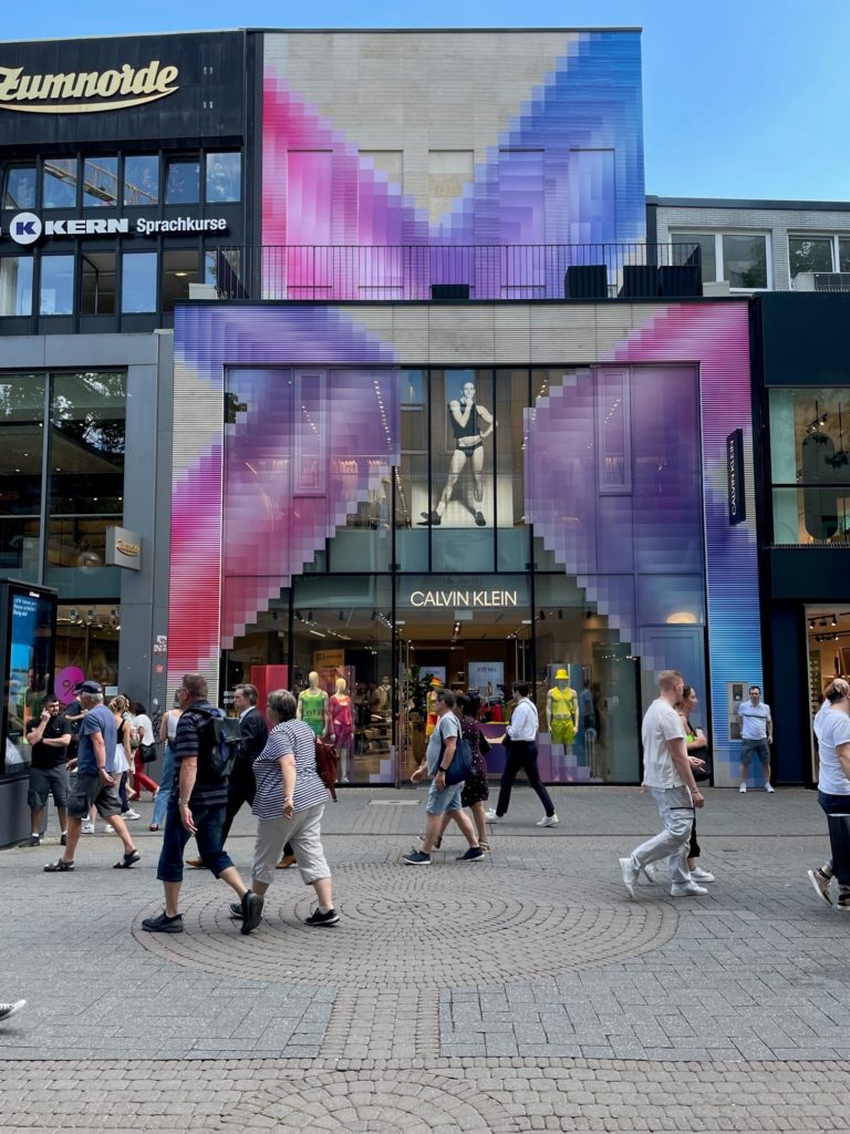 Außenwerbung mit Fassadenbeklebung am Calvin Klein Store in Köln