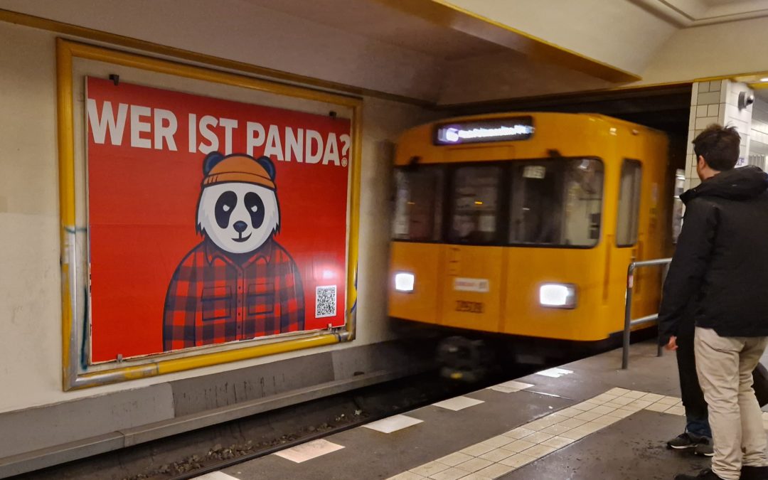 Großfläch "Wer ist Panda" in einem U-Bahnhof in Berlin