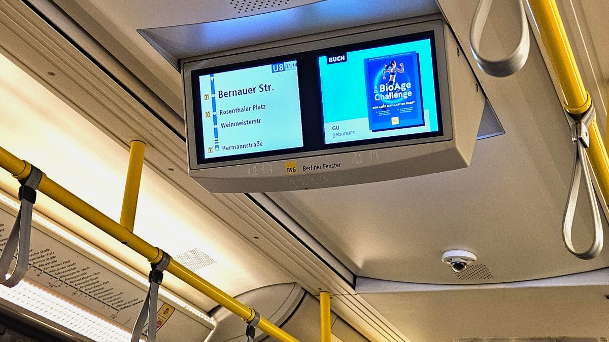Berliner Fenster_digitales Fahrgastfernsehen_Beispielbelegung Anhand eines Wochenplanes sieht man eine Beispielbelegung für digitale Innenwerbung im Berliner Fenster. Einige Tage haben zu verschiedenen Uhrzeiten die 8, 16 oder 24 als Wiederholungsraten. Die Belegung ist ungleichmäßig um die flexible Buchungsmöglichkeit des Fahrgastfernsehens zu unterstreichen.