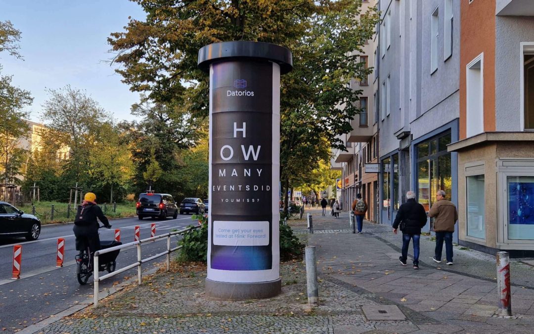 Das Bild zeigt eine Säule im Mittelpunkt, auf der die Werbung von Datorios zu sehen ist.