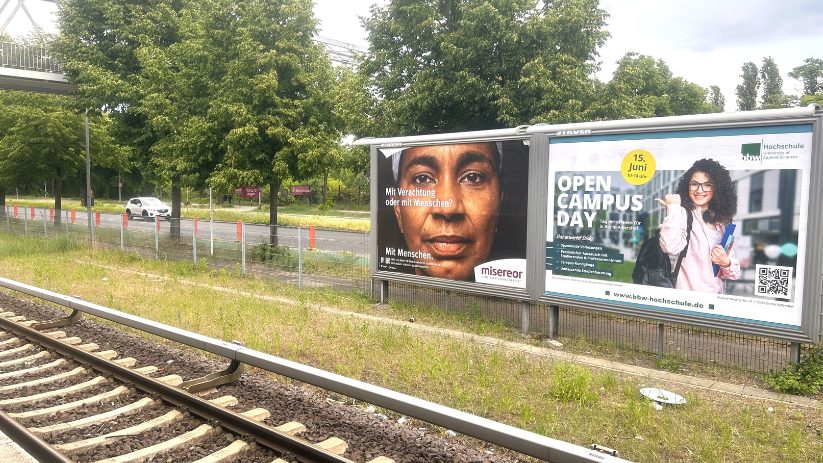 Eine-Grossflaeche-am-S-Bahnhof-Johannistal.-Die-Plakatwerbung-zeigt-die-Hochschule-bbw-an.
