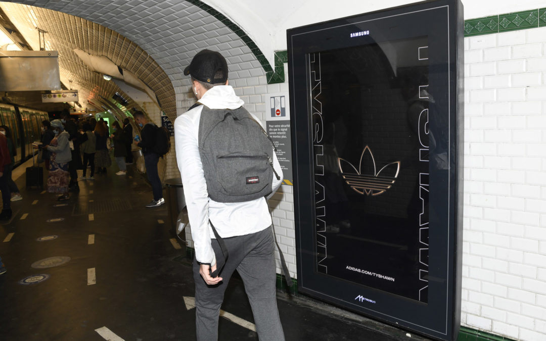 Spontane Kampagne für die Storeeröffnung in Paris nächste Woche? – Kein Problem mit digitalen City Light Postern in der Metro!