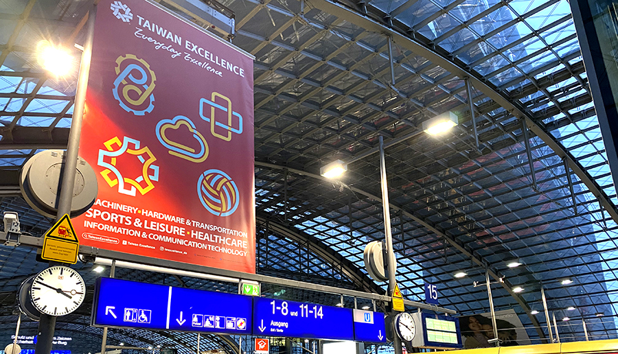 Big banner Hauptbahnhof