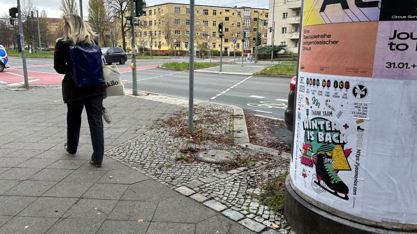 In der Mitte ist ein Schlittschuh, wo eine Überschrift mitten im Plakat ist. Es ist ein Startdatum an der linken oberen Ecke (Dec 2023). Die Plakatwerbung hängt an einer Säule in Berlin.