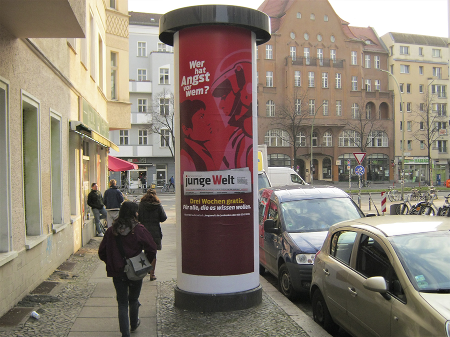 Säule mit Plakatwerbung für Zeitung "Junge Welt"