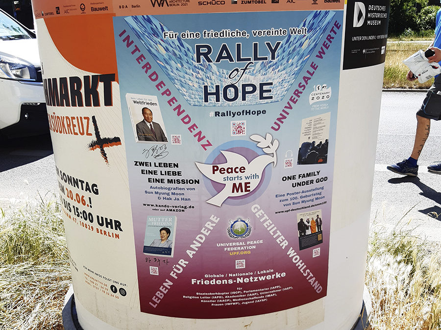 Werbeplakat auf einer Werbesäule