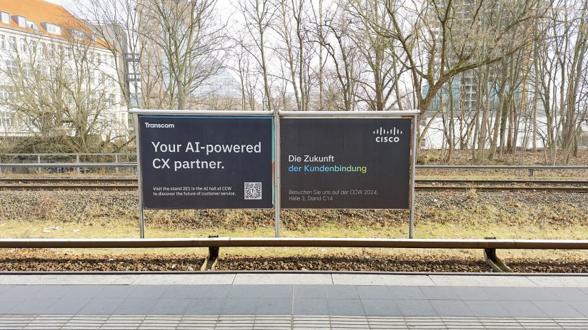 Im Fokus des Bildes stehen zwei Großflächen am Bahnhof, die die Werbung von Management Circle zeigen.