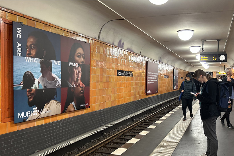 Werbung U-Bahn Berlin - Eine Poster Gallery die, die Streaming Seite Mubi zeigt.