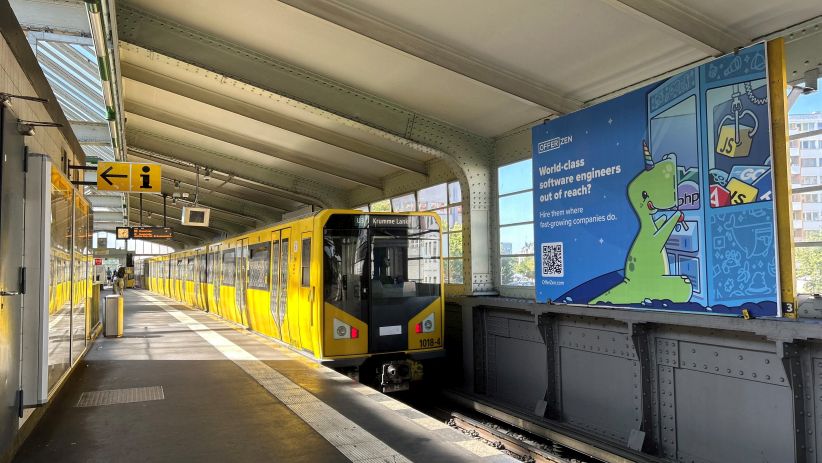 Die Plakatwerbung am Bahnhof Kottbusser Tor ist eine Großfläche und zeigt das Unternehmen OfferZen, eine Personalvermittlungsunternehmen.