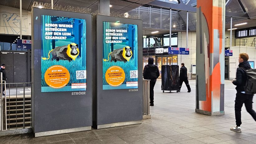 WTM Außenwerbung - Berlin im Vordergrund sind zwei digitale City Light Poster in Berlin, an dem Bahnhof Warschauer Str. zusehen. In der digitalen Werbung sieht man die Verbraucherzentrale Berlin. Two digital city light posters next to each other at the Warschauer Straße train station display Verbraucherzentrale Berlin e. V.